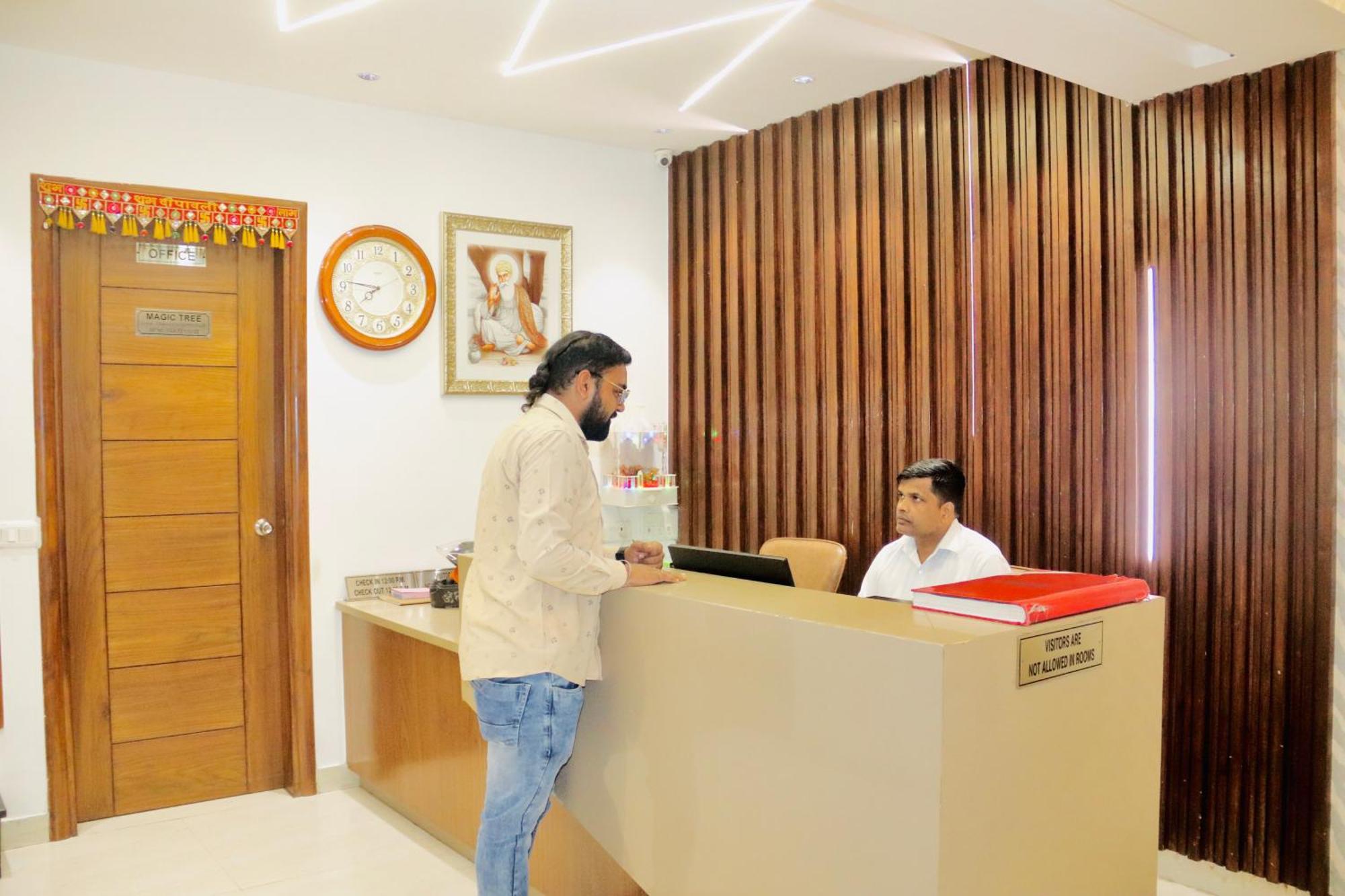 Hotel Magic Tree Karol Bagh Metro Station New Delhi Bagian luar foto